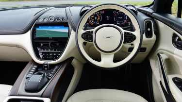 Интерьер Aston Martin DBX